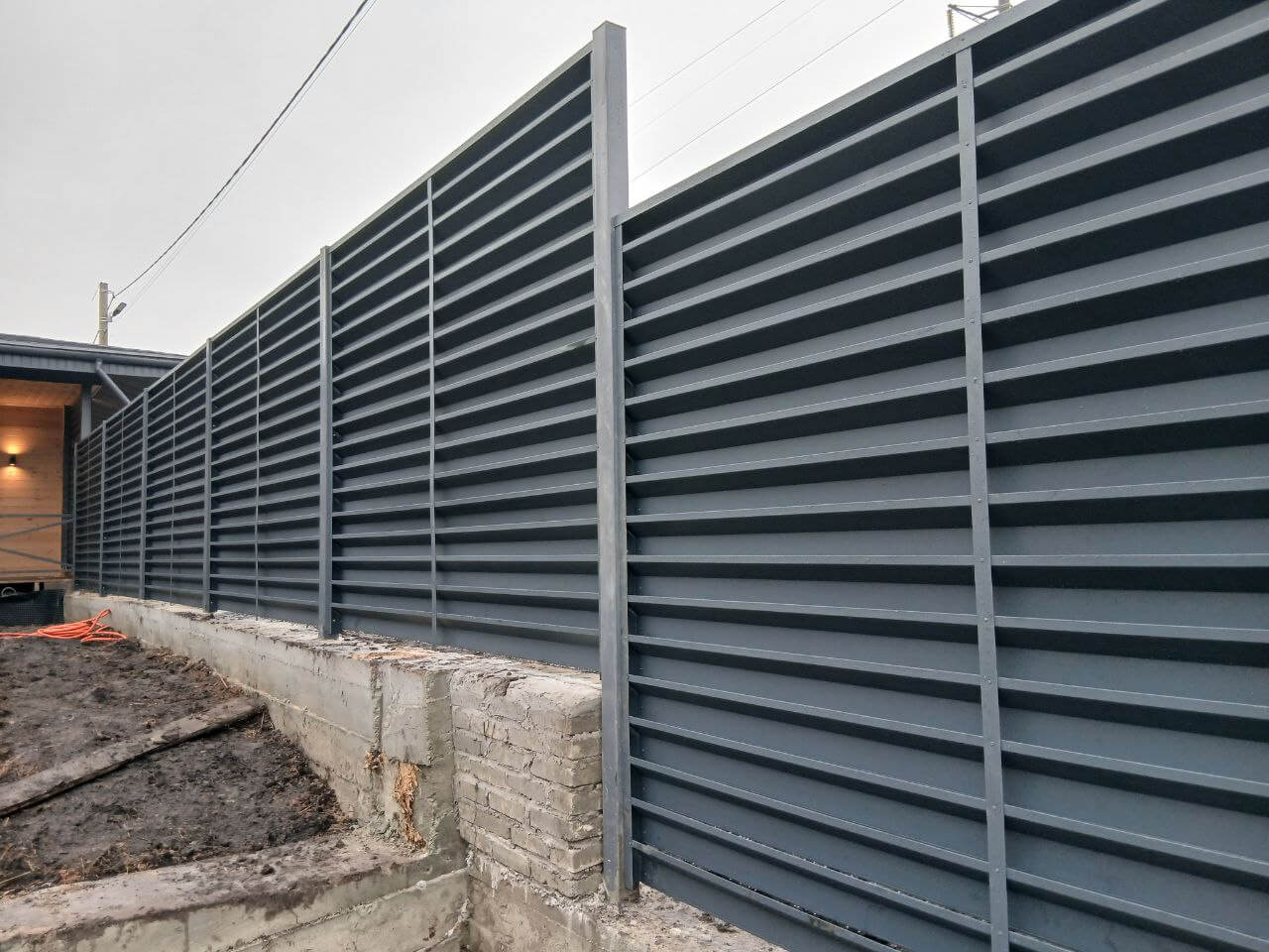 Забор-жалюзи из ламелей Хай-Тек 37м RAL7024/7024 Серый Графит двусторонний МАТТЕ фото 6 в Майкопе