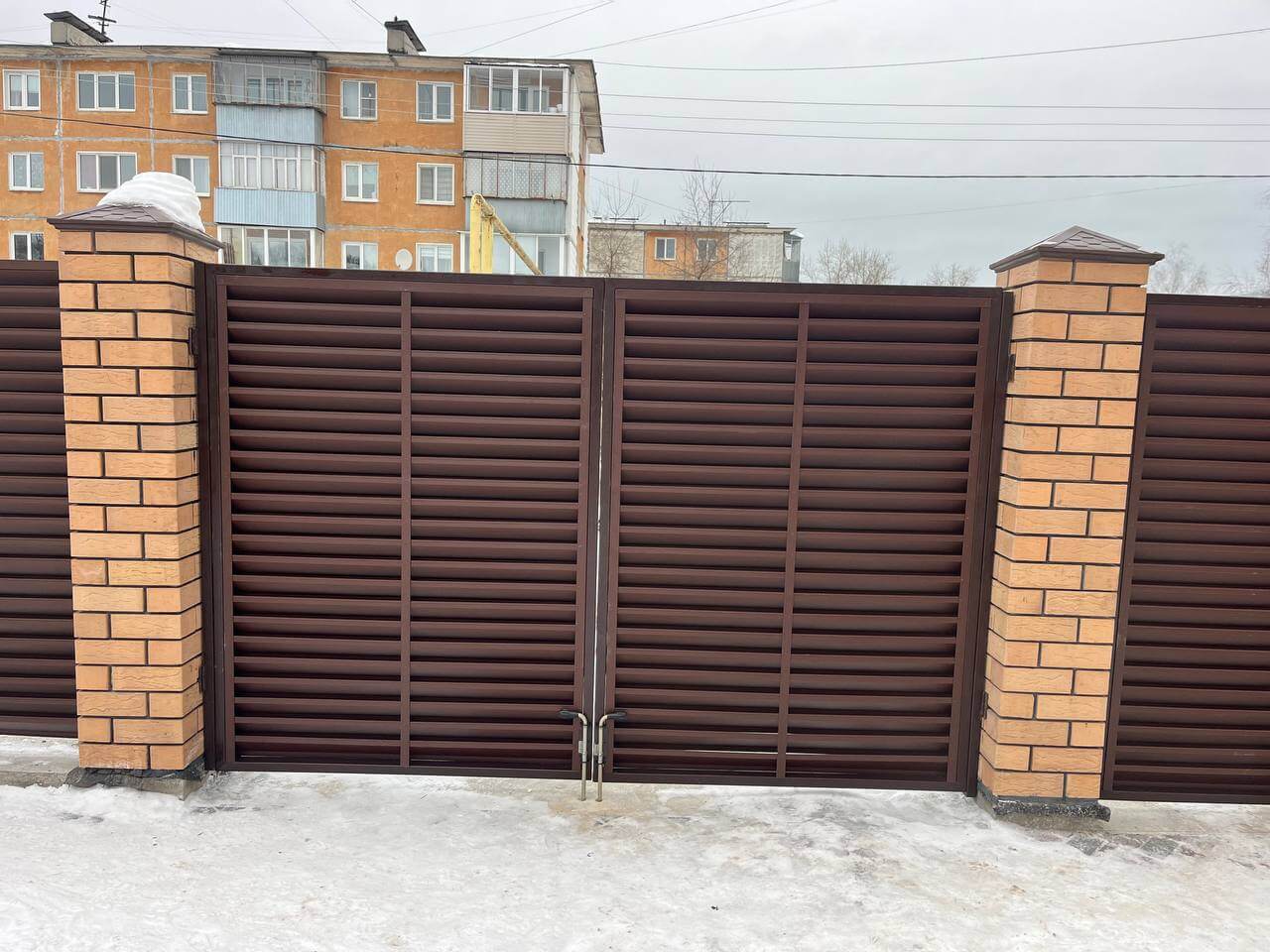 Забор-жалюзи из ламелей ЭКО-Z 87м RAL8017/8017 Шоколад двусторонний МАТТЕ фото 9 в Майкопе