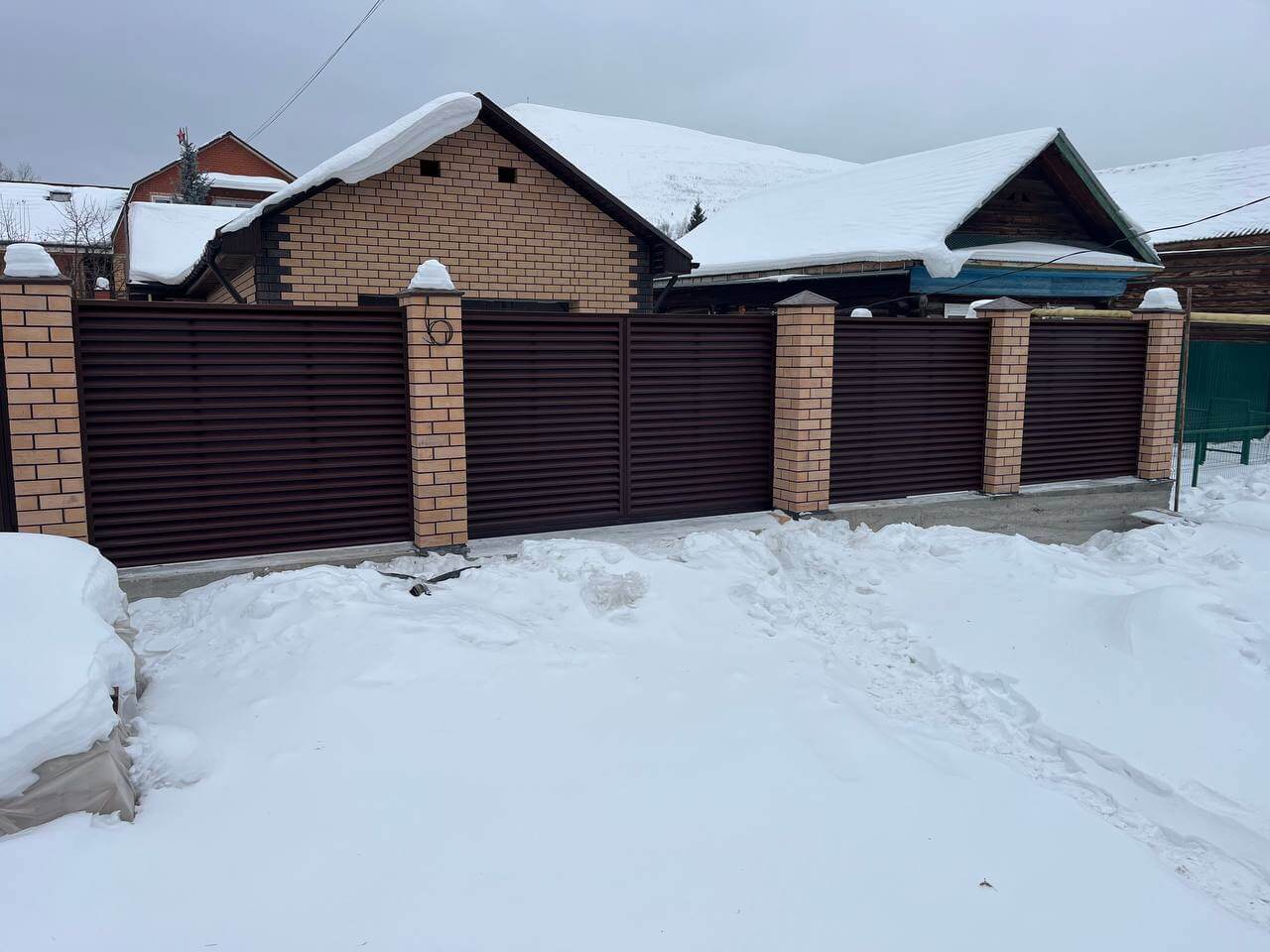Забор-жалюзи из ламелей ЭКО-Z 87м RAL8017/8017 Шоколад двусторонний МАТТЕ фото 3 в Майкопе