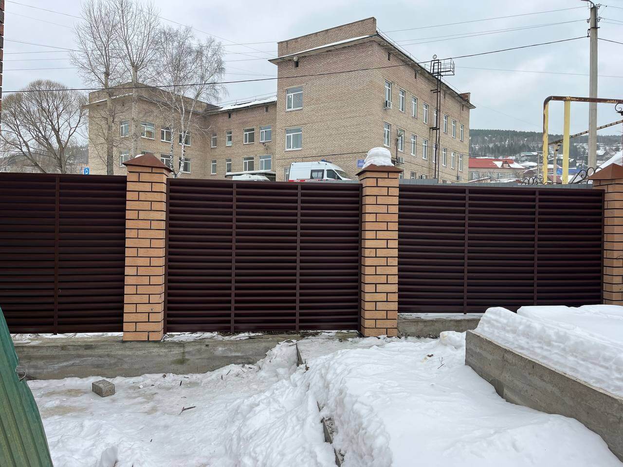Забор-жалюзи из ламелей ЭКО-Z 87м RAL8017/8017 Шоколад двусторонний МАТТЕ фото 16 в Майкопе