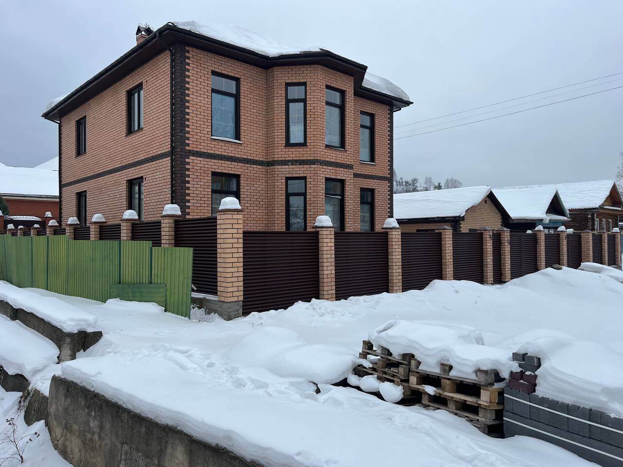 Забор-жалюзи из ламелей ЭКО-Z 87м RAL8017/8017 Шоколад двусторонний МАТТЕ фото 12 в Майкопе