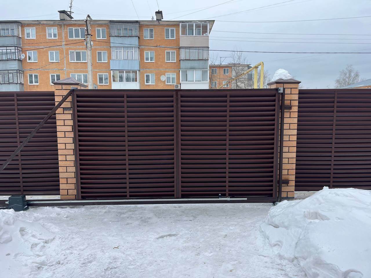 Забор-жалюзи из ламелей ЭКО-Z 87м RAL8017/8017 Шоколад двусторонний МАТТЕ фото 10 в Майкопе