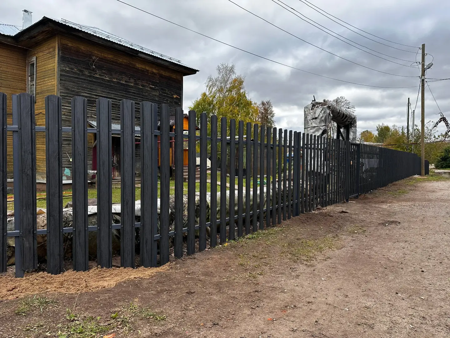 Забор из евроштакетника 63м Черное Дерево 3D Принтек фото 1 в Майкопе
