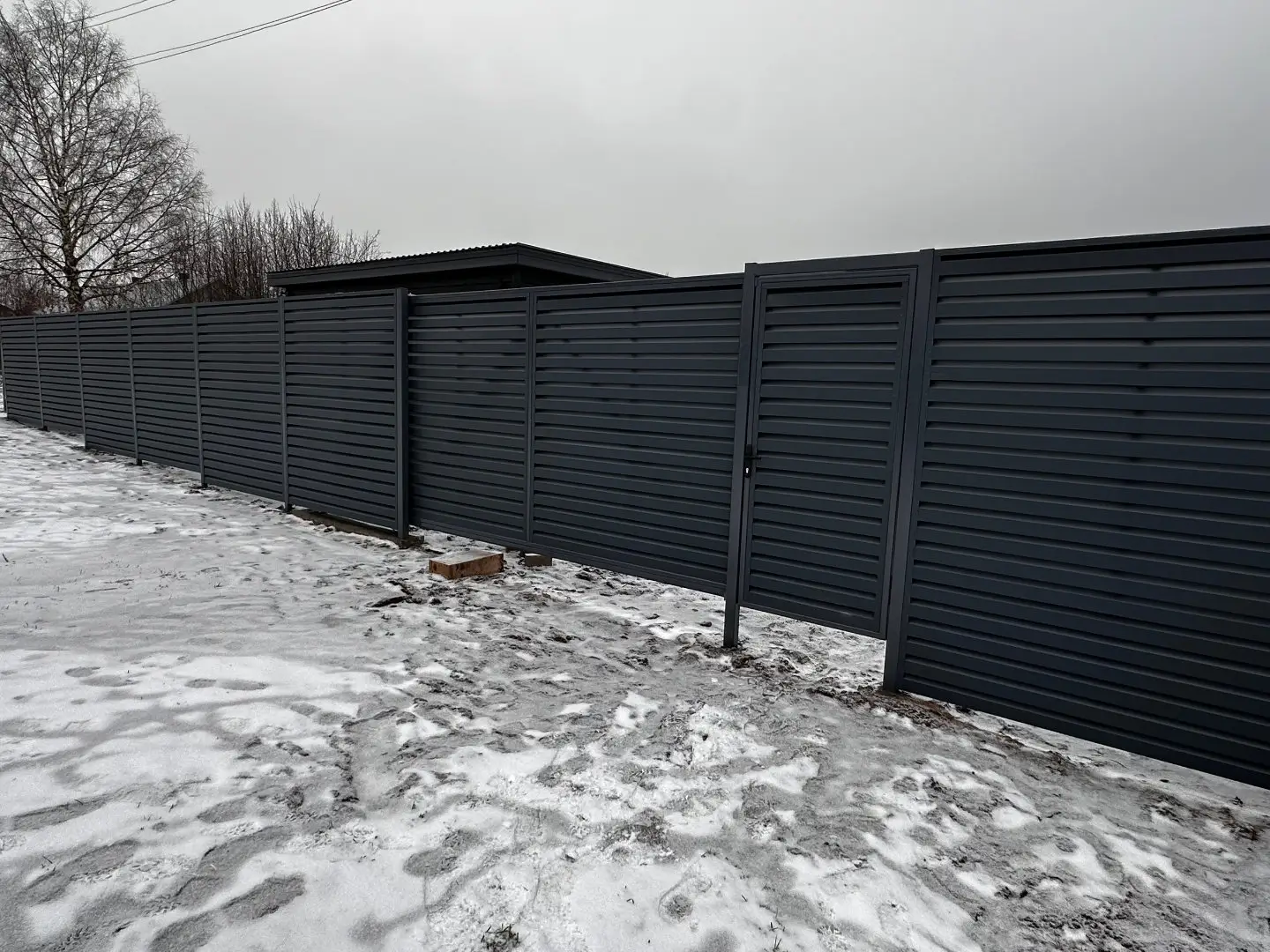 Забор-жалюзи из ламелей Хай-Тек 20м RAL7024/7024 Серый Графит двусторонний МАТТЕ фото 4 в Майкопе