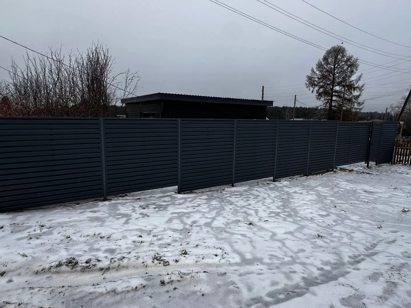Забор-жалюзи из ламелей Хай-Тек 20м RAL7024/7024 Серый Графит двусторонний МАТТЕ фото 3 в Майкопе
