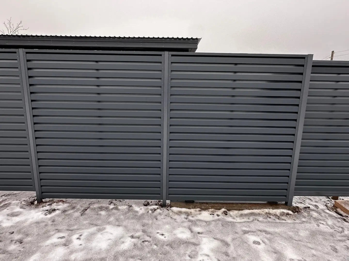 Забор-жалюзи из ламелей Хай-Тек 20м RAL7024/7024 Серый Графит двусторонний МАТТЕ фото 2 в Майкопе