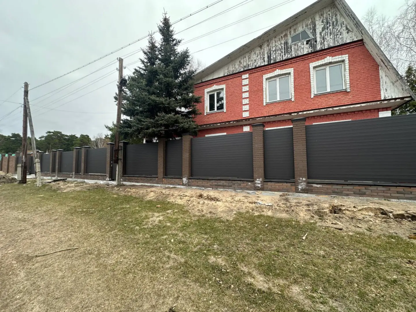 Забор-ранчо из металлического планкена 28м RAL8019 Темный Шоколад МАТТЕ фото 2 в Майкопе