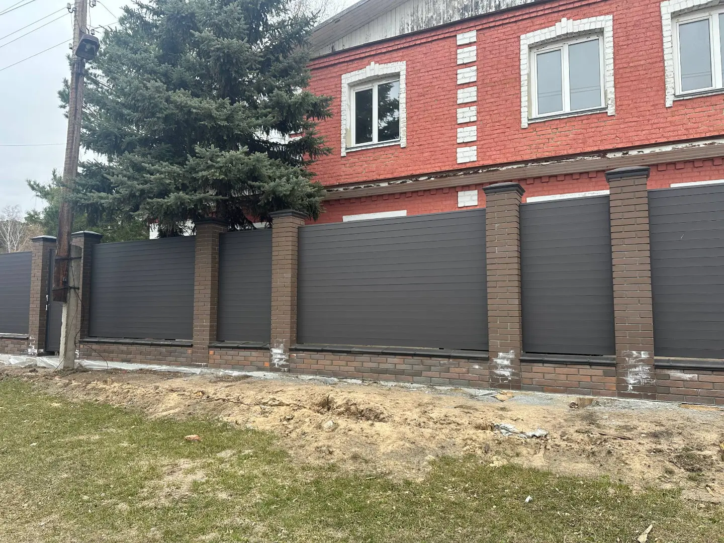 Забор-ранчо из металлического планкена 28м RAL8019 Темный Шоколад МАТТЕ в Майкопе