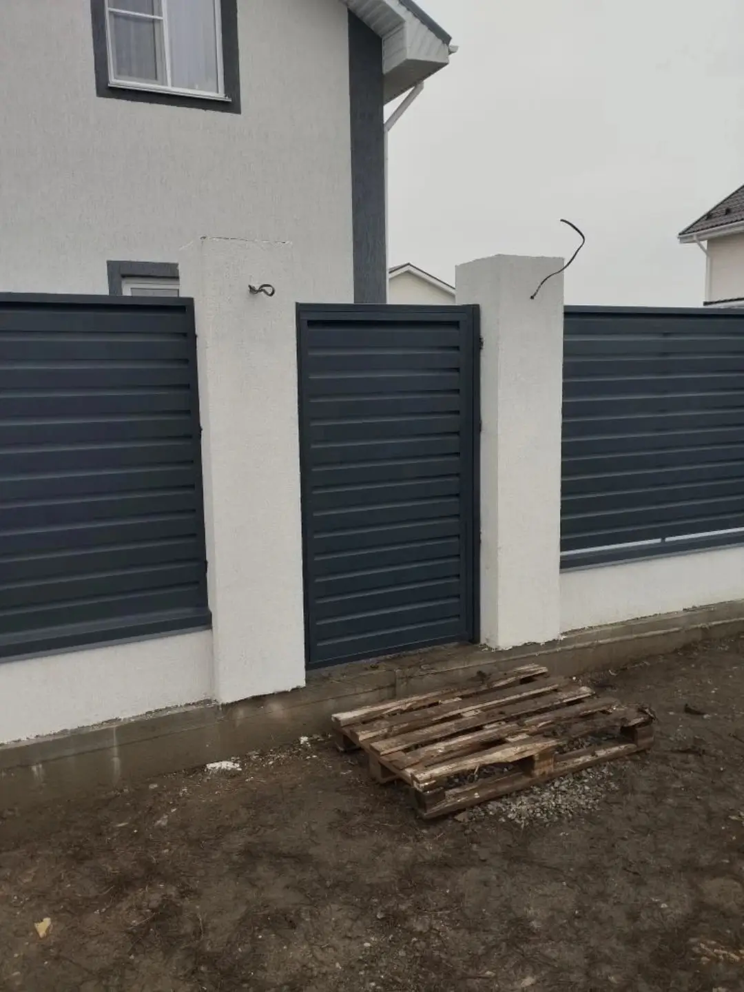 Забор-жалюзи из ламелей Хай-Тек 12м RAL7024 Серый Графит МАТТЕ фото 1 в Майкопе