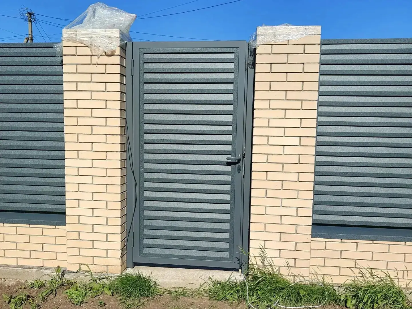 Забор-жалюзи из ламелей Реснички 16м RAL7024 Серый Графит Стальной Бархат фото 2 в Майкопе