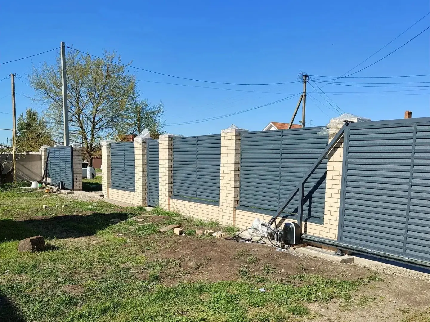 Забор-жалюзи из ламелей Реснички 16м RAL7024 Серый Графит Стальной Бархат фото 1 в Майкопе
