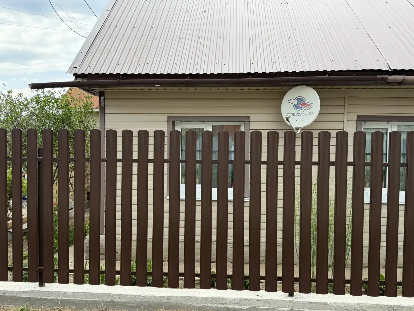 Комбинированный забор из ламелей ЭКО-Z-US и евроштакетника 18м RAL8017 Шоколад МАТТЕ, Полиэстер фото 3 в Майкопе